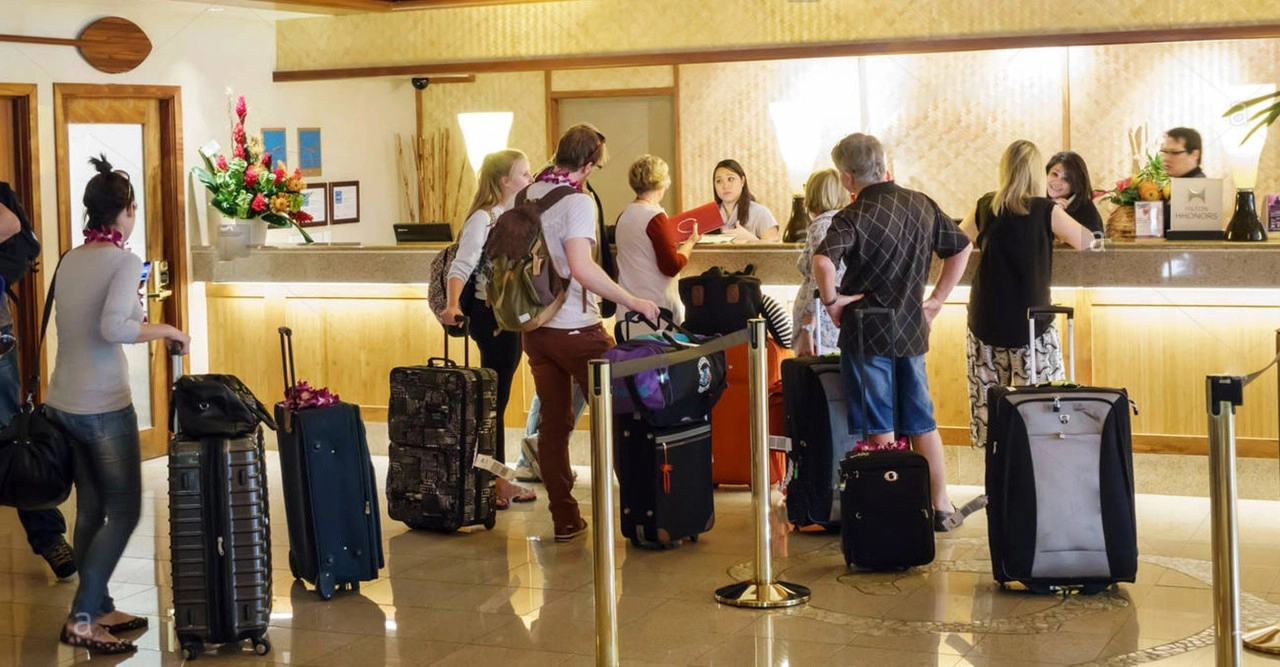 File d'attente dans le hall d'un hôtel pour l'enregistrement.