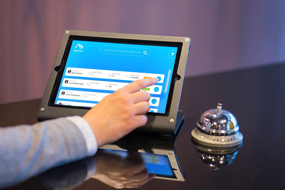 The benefits of mixing staff and self-service in hotels